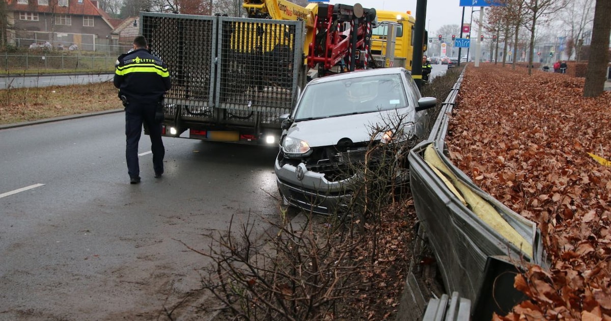 Auto zit na aanrijding in Apeldoorn klem tussen vrachtwagen en vangrail