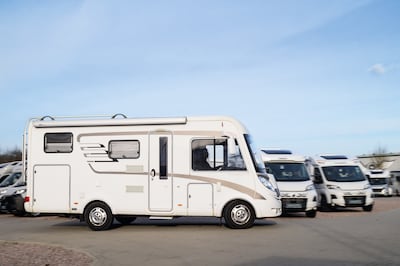 Haar ex wil haar camper verbouwen (op een lelijke manier)
