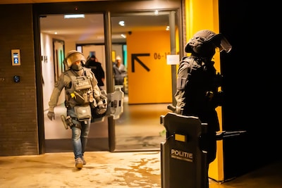 Arrestatieteam haalt verdachte geblinddoekt uit flat in Arnhem