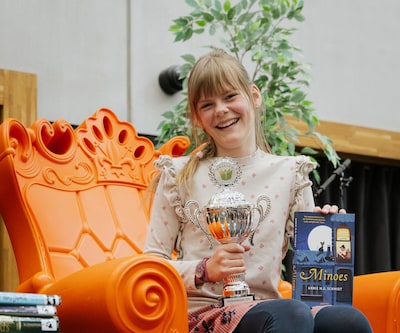 Soestse Anna Bons wint provinciale voorleeswedstrijd: ‘Ze leest op een humorvolle manier