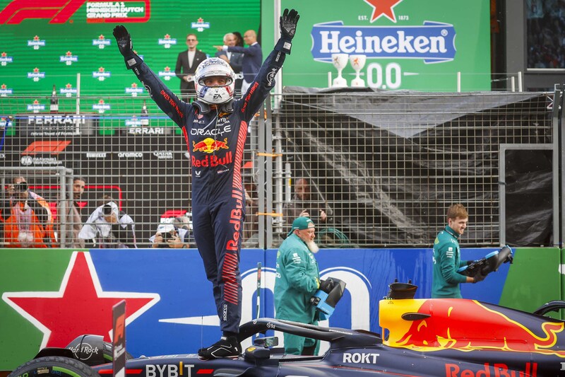 Max Verstappen viert feest in Zandvoort.