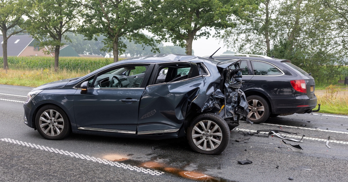 Zware botsing tussen Lemelerveld en Ommen: twee bestuurders gewond.
