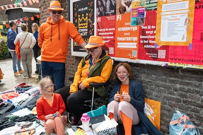 Gezellig druk tijdens Koningsdag in Amersfoort: zo ging het er op de vrijmarkt aan toe