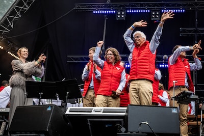 Eerst werd er om ze gelachen, nu raakt Jostiband duizenden festivalgangers: ‘Het ging recht het hart in’