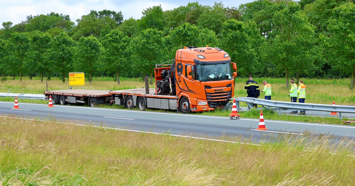 Vrachtwagen botst tegen vangrail op N50 bij Ens: weg richting Kampen dicht