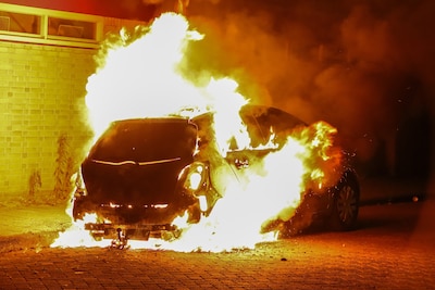 Auto in brand tijdens onrust in Amsterdam Osdorp