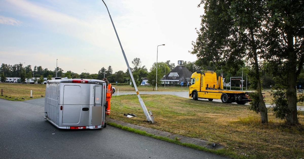 Bestelbusje belandt op zijkant naast de A50 bij Klarenbeek