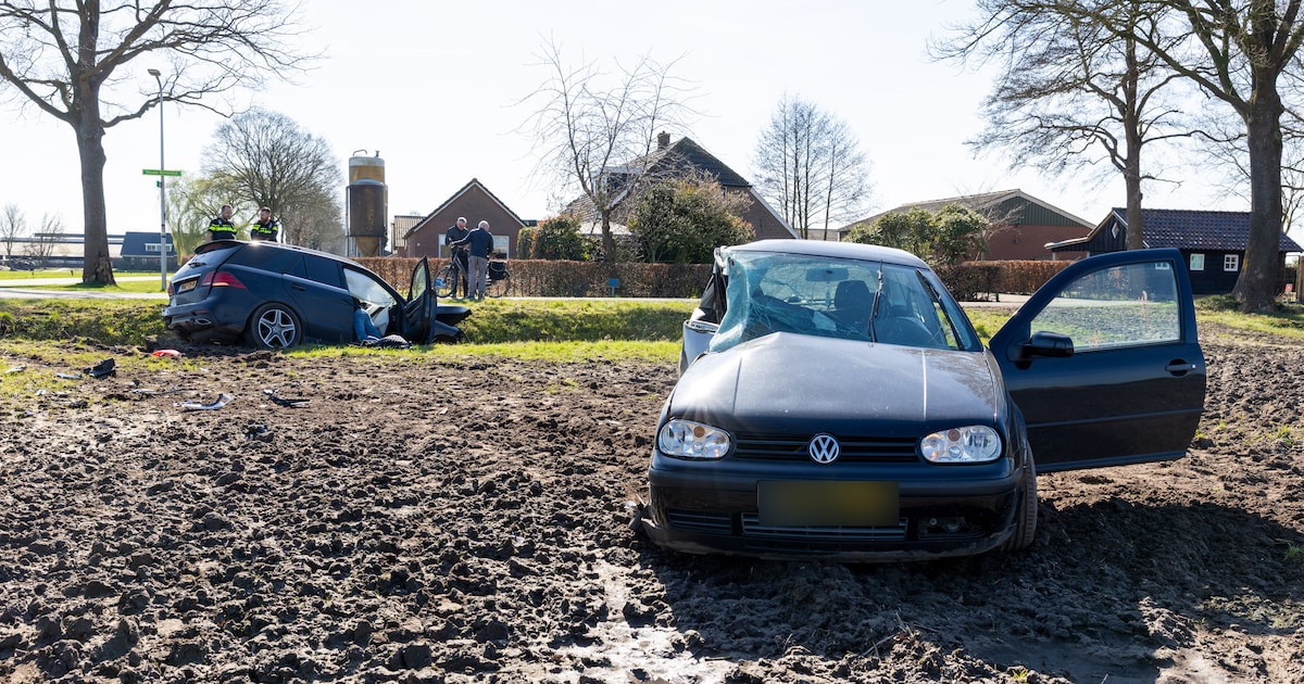 Auto’s belanden in sloot en akker na harde botsing in Lemele