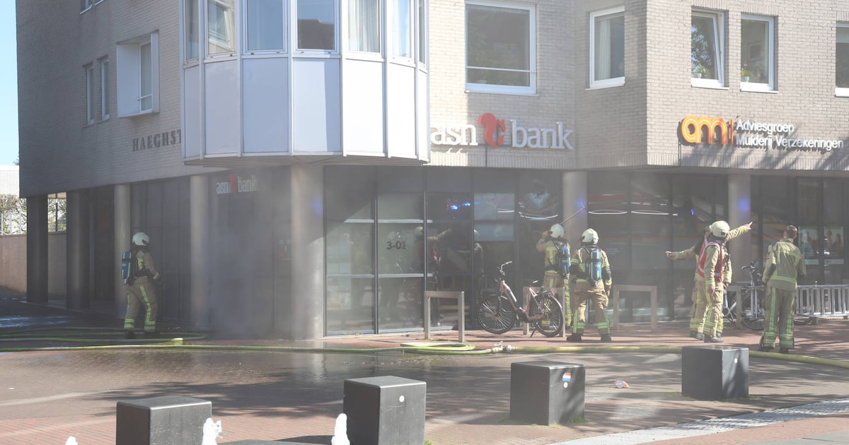 Kantoorpand in Hoogeveen ontruimd door grote rookontwikkeling