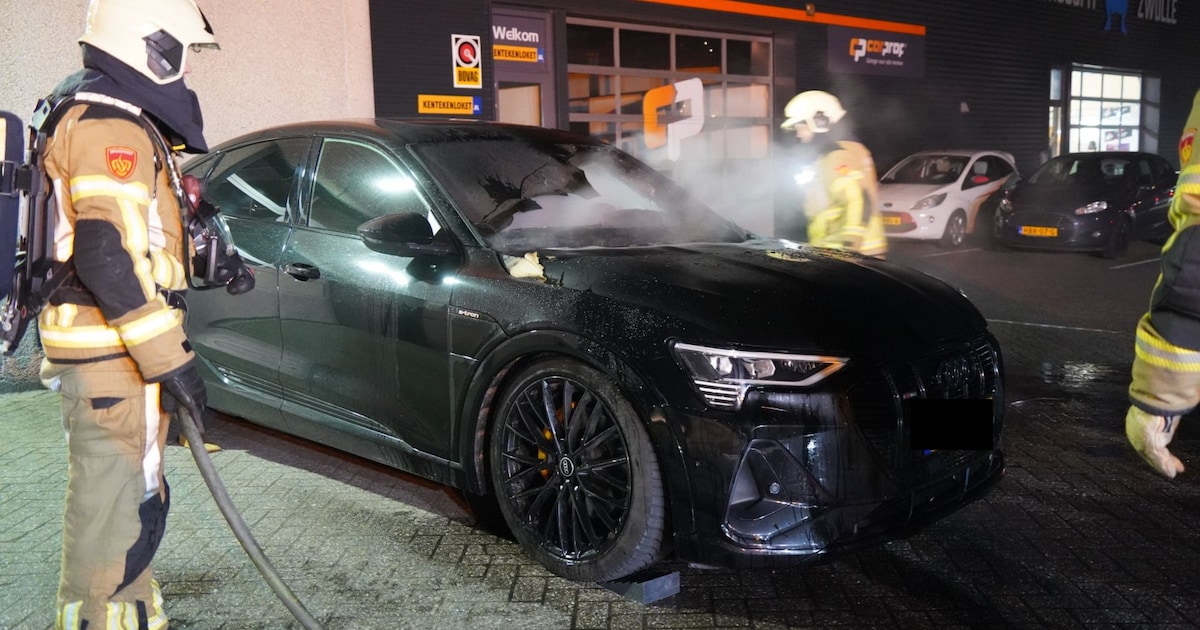 Elektrische auto in brand in de Schoenerweg in Zwolle