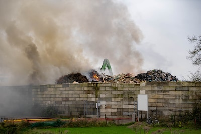 Vuur wil maar niet doven op vuilnisbelt in Zutphen: ‘Net of het steeds weer oplaait’