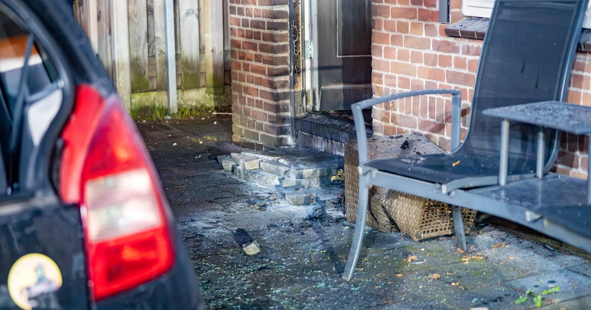 Explosief gaat af in Deventer: voordeur en auto zwaar beschadigd