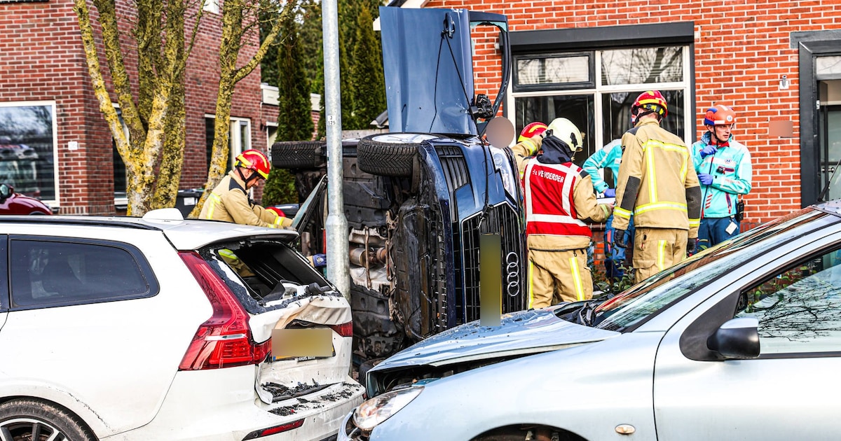 Meerdere gewonden bij botsing op de Wolfsbergenweg in Emmen: auto op zijn kant in voortuin