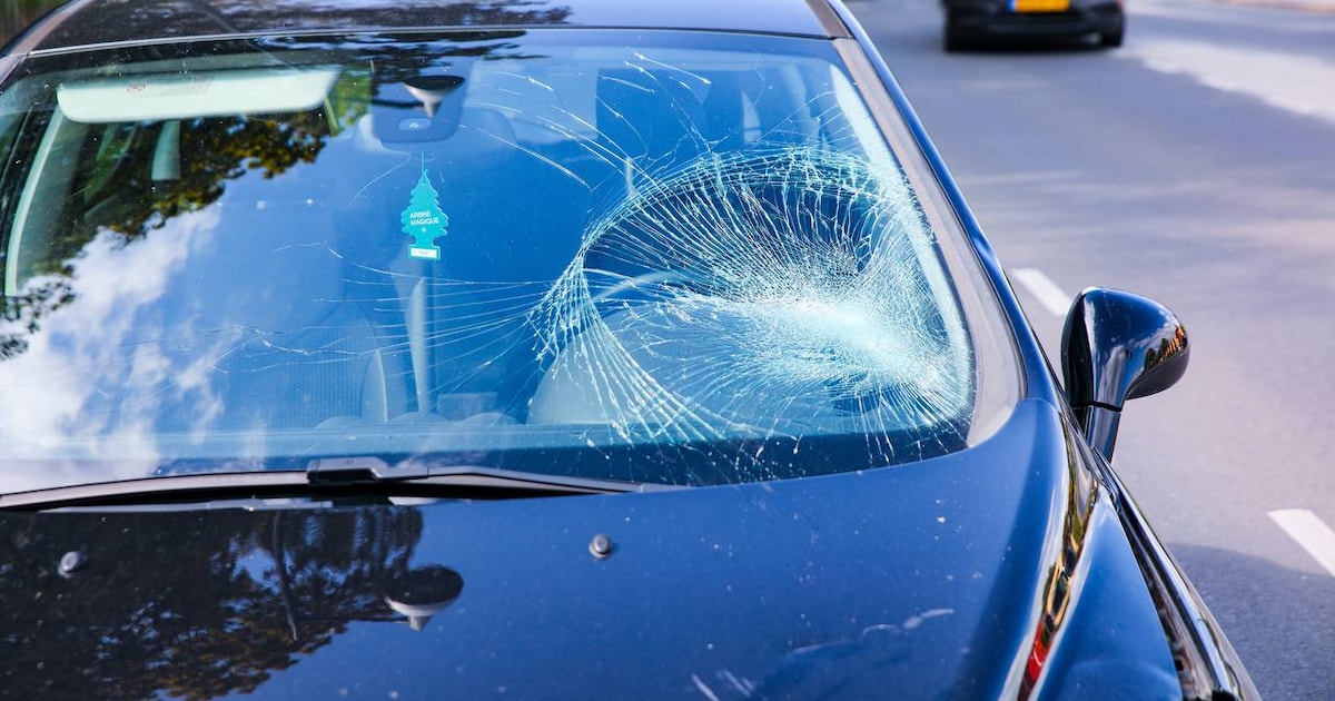Fatbiker belandt op voorruit van auto na harde botsing in Apeldoorn