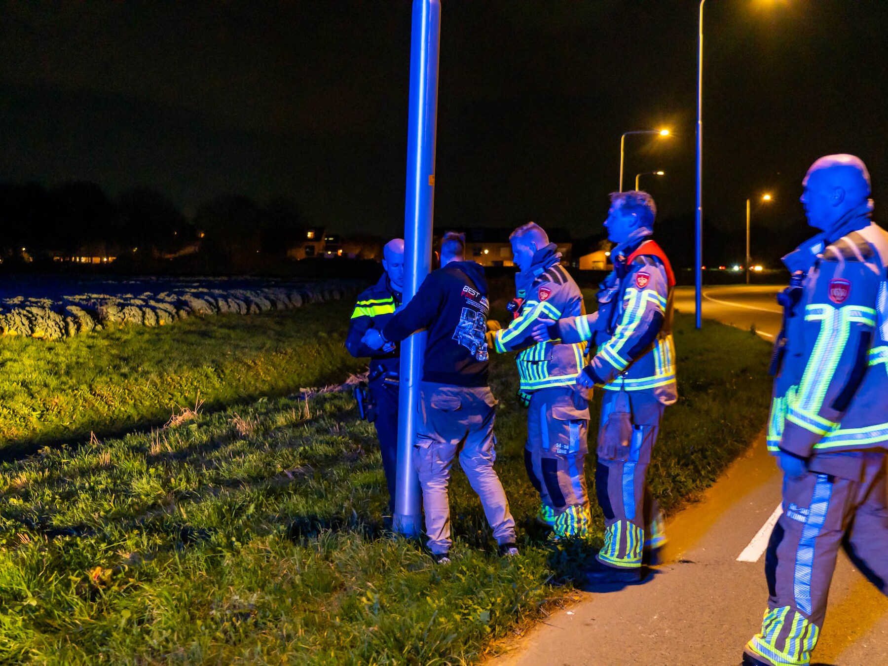 Auto belandt in sloot bij Zeewolde, agent bindt vervelende bestuurder vast aan lantaarnpaal