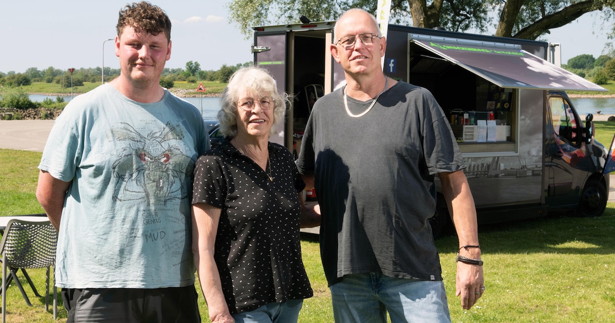 Oma Truus komt langs met schepbak: drie generaties Kleinlugtenbeld bakken friet langs de IJssel