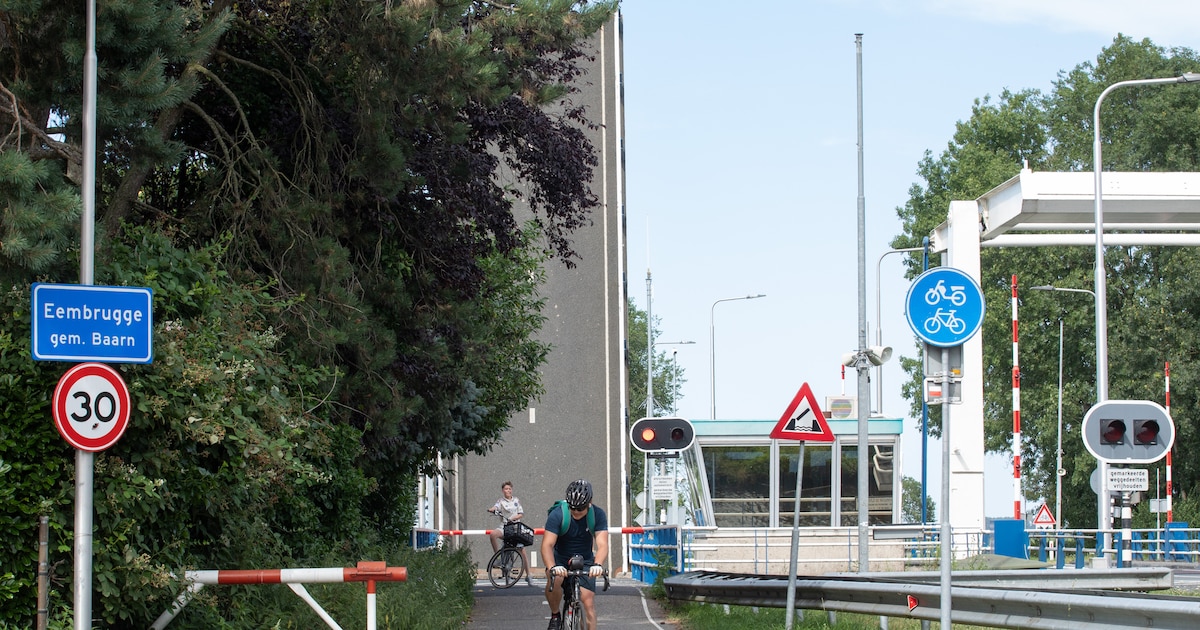 Inwoners van Eembrugge moedeloos van wéér een storing aan hun ‘spookbrug’: ‘Het is schering en insla