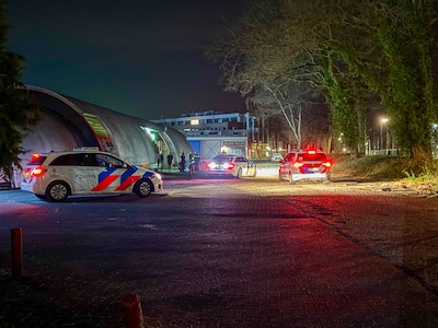 Man zaagt gat in dak fietsenwin­kel en klimt naar beneden: hij wordt betrapt als hij fietsen omhoog 