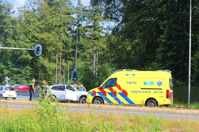 BMW raakt van de weg en ramt paal in Amersfoort