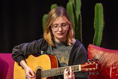 Van depressie naar plek in de spotlights. Hoe Mindira (22) zichzelf hervindt