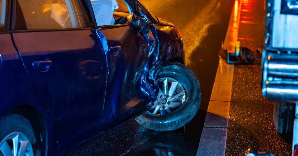 Veel schade op A50 na botsing tussen vrachtwagen en twee auto’s