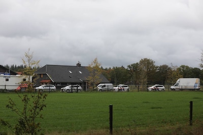 Hennepplanten worden vernietigd bij boerderij in Uddel waar politie al dagenlang onderzoek doet