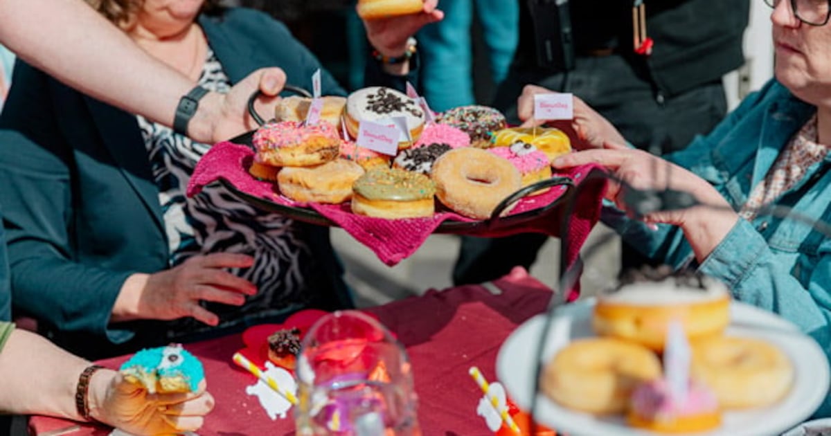 Jammie! Hier in Apeldoorn krijg je een gratis donut tijdens Donutdag
