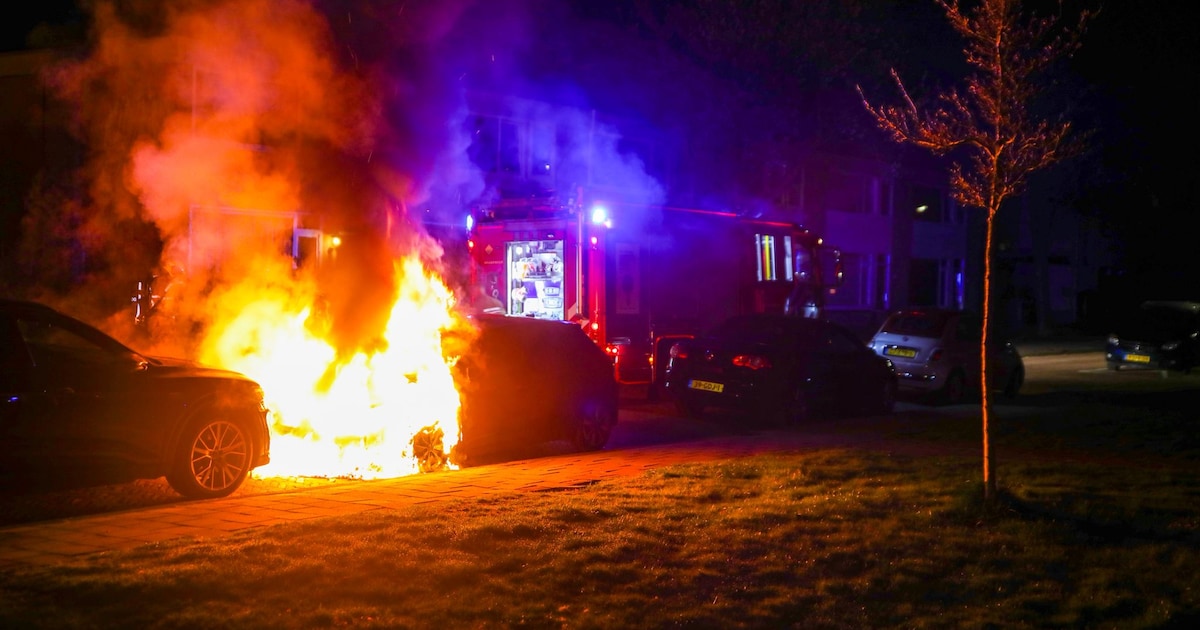 Geparkeerde auto gaat in vlammen op in Apeldoorn, voertuig mogelijk gestolen