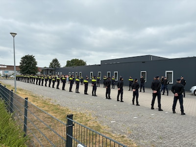 Erehaag voor verongelukte agent in Apeldoorn, vlaggen halfstok bij alle politiebureaus
