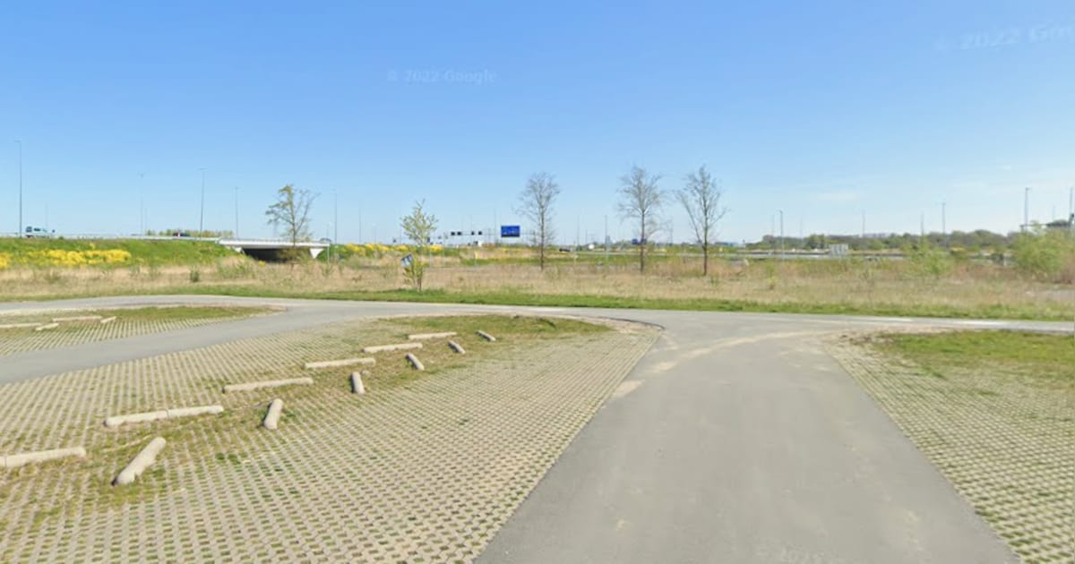 Man door duo met geweld beroofd in Almere, gedwongen op achterbank van auto