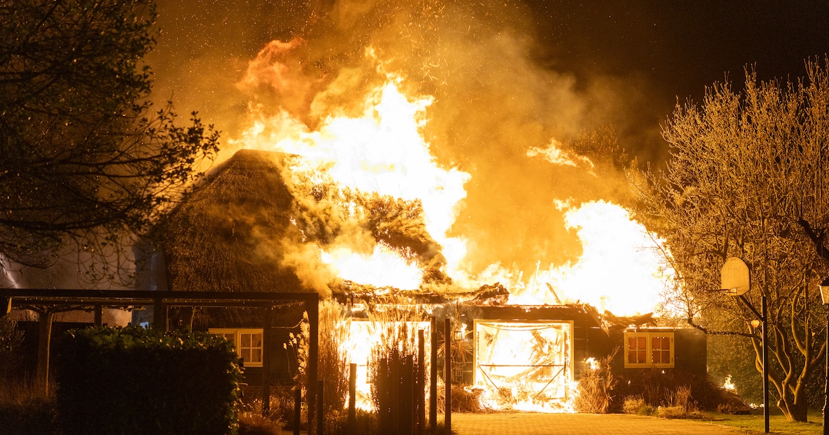 Uitslaande brand in Ommen verwoest schuur en bedreigt woningen en basisschool