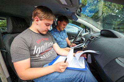 Geen Google Maps, maar cryptische opdrachten: deze puzzelritten in de auto zijn populair