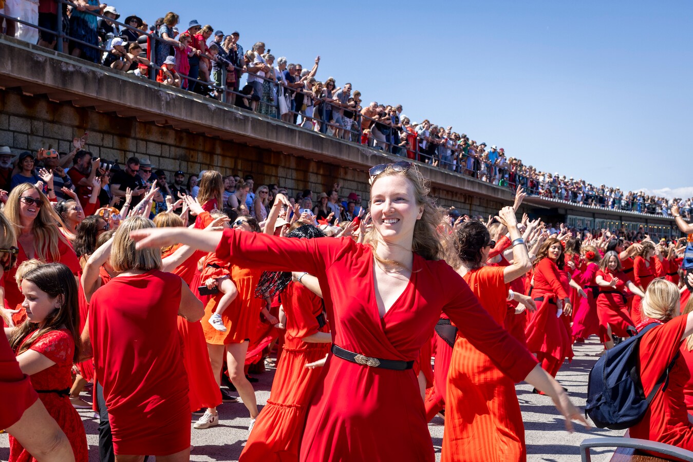 Britten swingen jaarlijks op hit Kate Bush: wie de choreografie te ...