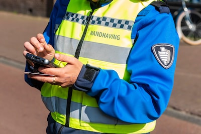 Snorfietser rijdt zonder helm door Zwolle, bij controle door handhavers komt meer aan het licht