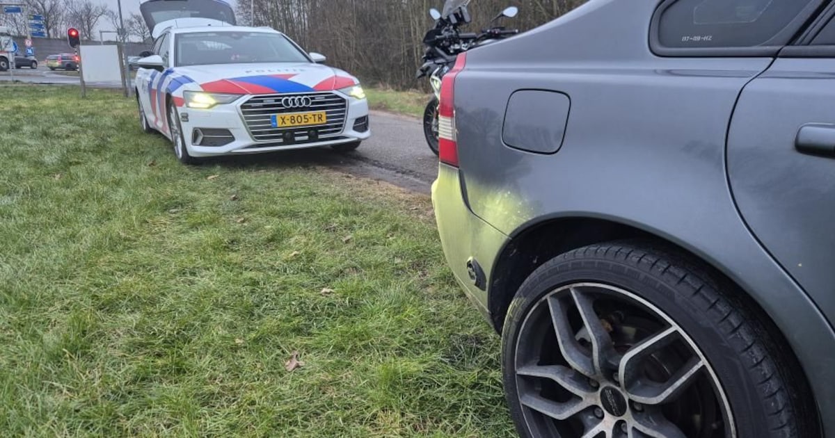 Man (23) stapt voor vierde keer zonder rijbewijs in auto, maar dat is niet de enige fout die hij maa