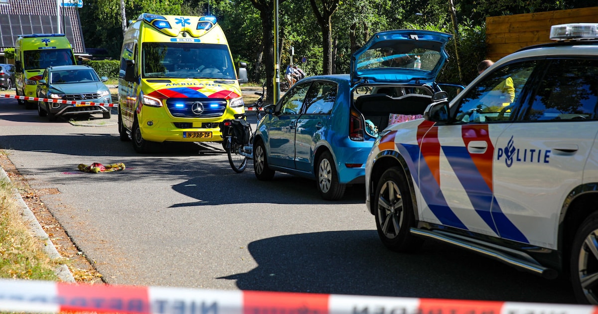 Fietsster raakt ernstig gewond door openslaande autodeur in Apeldoorn