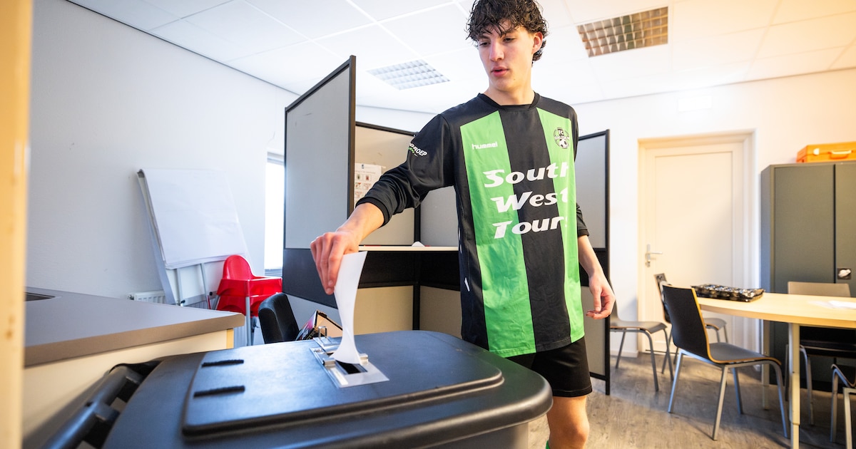 Op het sportpark in Dalfsen telt vandaag maar een uitslag: hoe stemmen leden over de fusie?