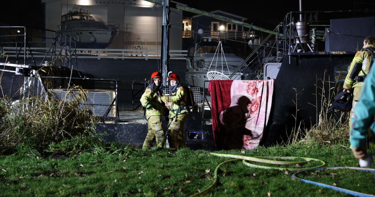 Uitslaande brand op woonboot in Lelystad