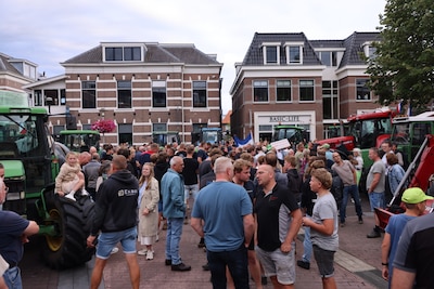 Boeren met trekkers naar gemeentehuis Barneveld: geen protest, maar oproep aan het Rijk om stikstofb