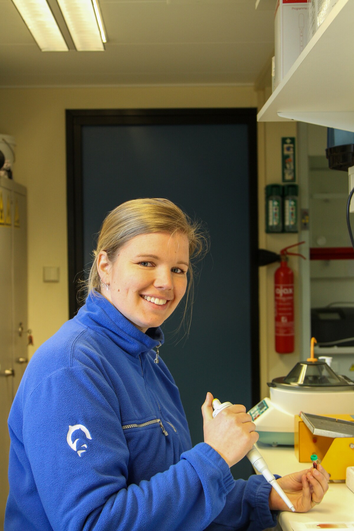 Horeca- en retailmanager Renske Stijntjes aan het werk in het laboratorium van het Dolfinarium.