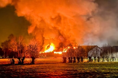 Onderzoek naar mogelijke asbestdeeltjes na grote brand in Hoevelaken