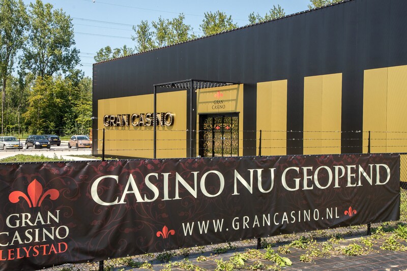 Het inmiddels afgebroken Gran Casino Lelystad, aan de A6.