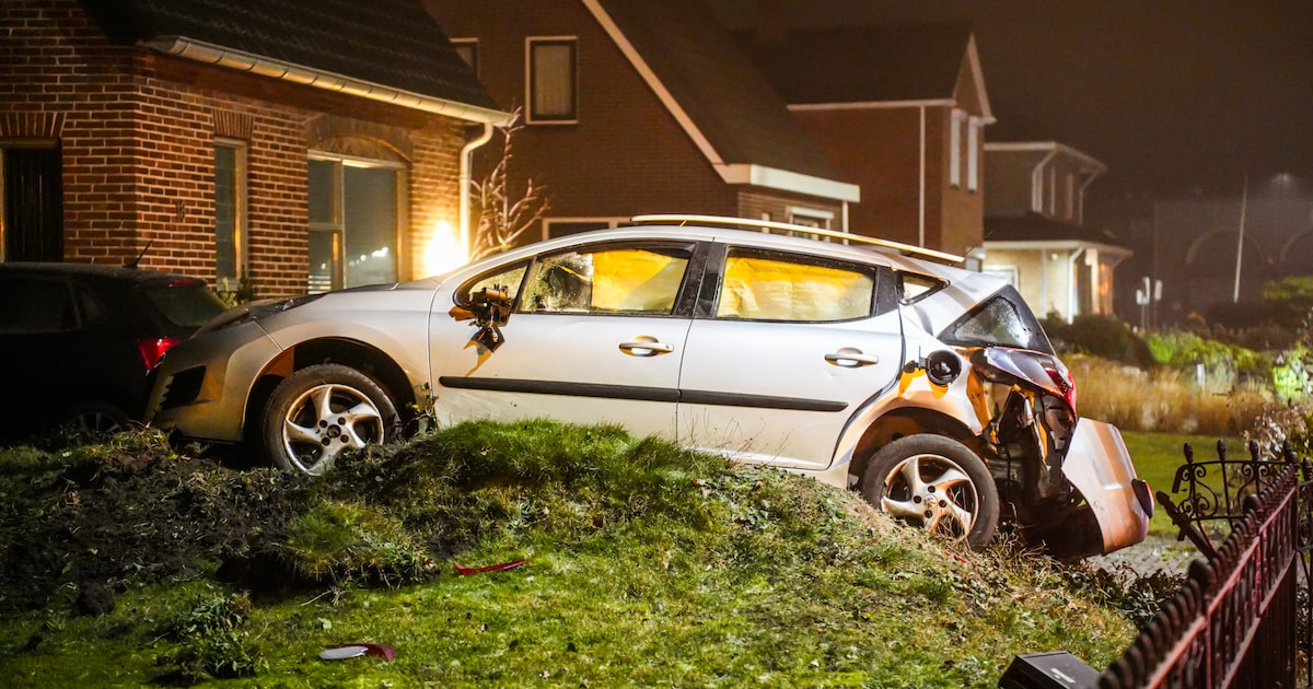 Automobilist rijdt tuin in door gladheid in Emmen