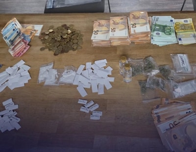 Politie slaat grote slag met aanhouding dealer in Almere: veel drugs en flinke stapel biljetten