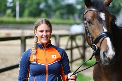 Yenthe (17) mag haar paard meenemen naar school: ‘Er zijn hier meer paarden dan lokalen’