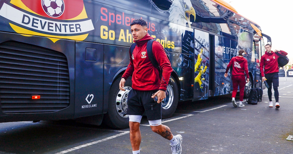 Vanaf het trainingsveld: James niet van de partij bij Go Ahead Eagles • Makkelie fluit IJsselderby