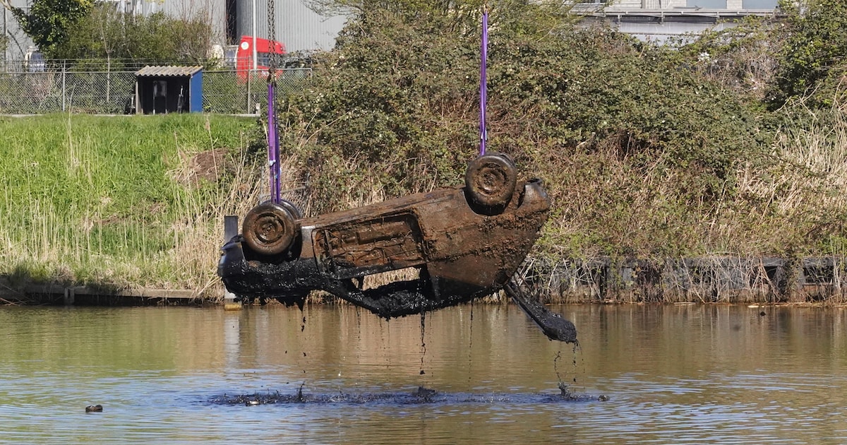Politie takelt auto uit water bij Dronten en doet onderzoek