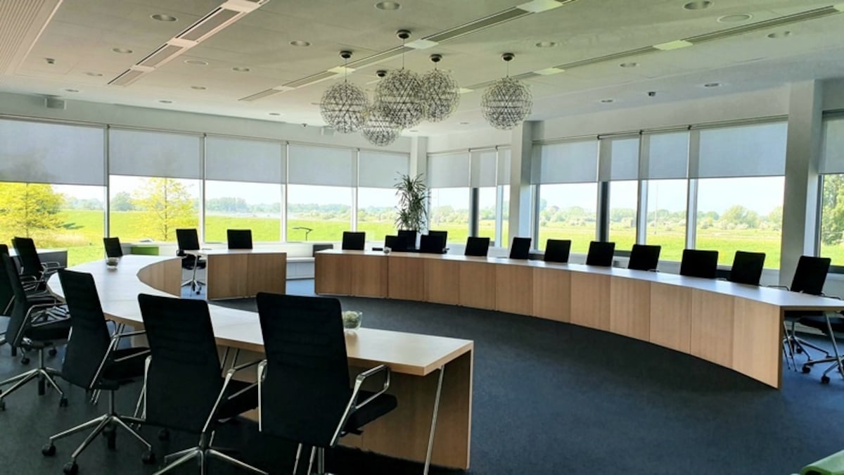 De raadzaal in het gemeentehuis in Wijhe.