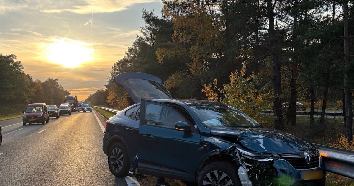 Auto tegen de vangrail op A28 bij Oldebroek