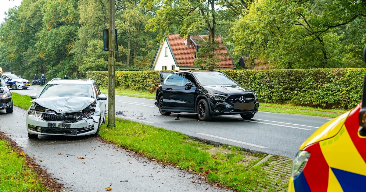 Inzittende naar ziekenhuis na flinke kop-staartbotsing bij Ermelo